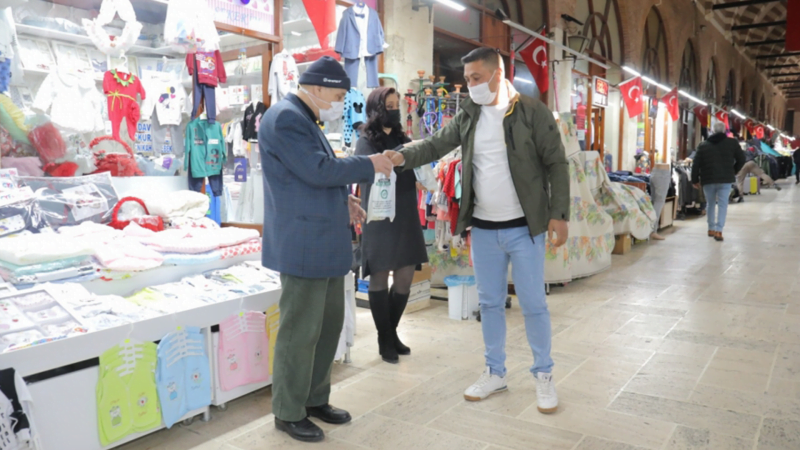 BELEDİYEDEN MASKE VE KOLONYA