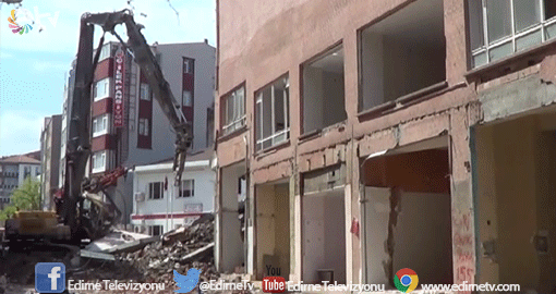 BETON BLOĞUN ALTINDA KALDI