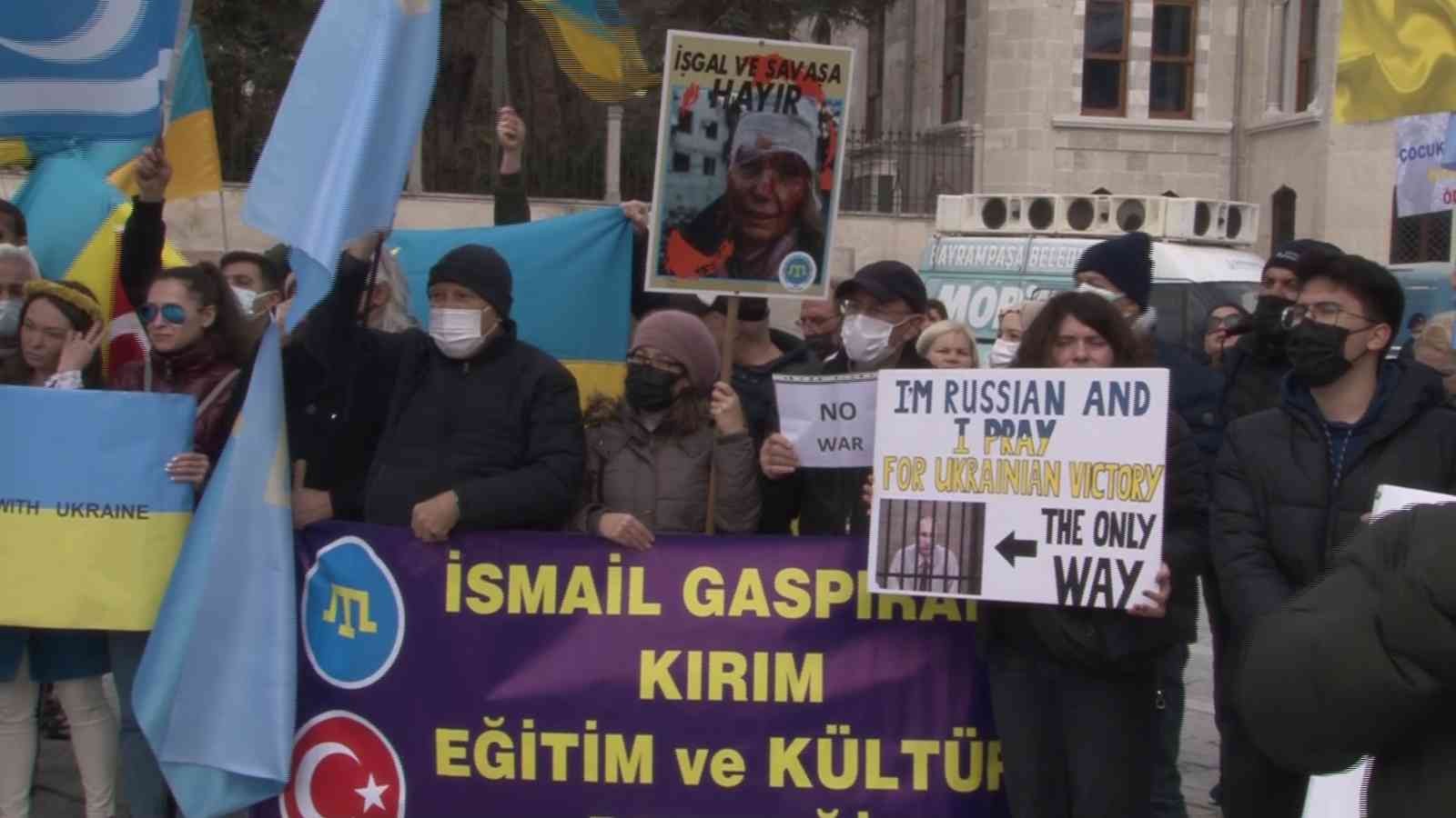 Beyazıt Meydanı’nda ’Rusya’ protestosu Rusya’nın Ukrayna’ya gerçekleştirdiği saldırıların dördüncü gününde İstanbul’da yaşayan Kırım Türkleri ve Ukraynalılar, Beyazıt Meydanı’nda ...