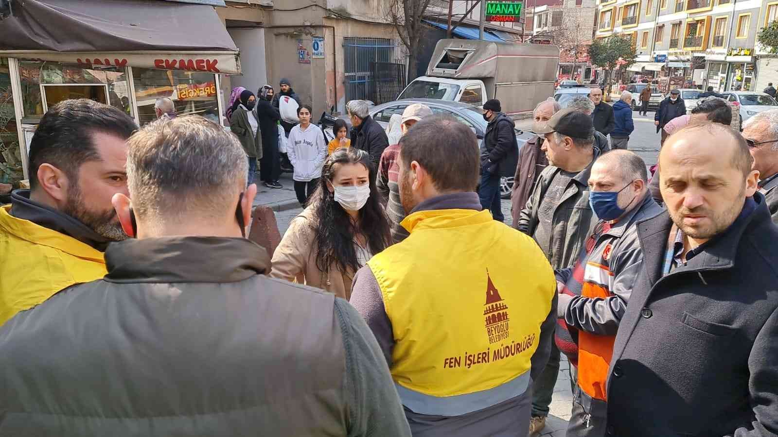 Beyoğlu’nda İETT otobüsü Halk Ekmek büfesine daldı, kazada büfedeki görevli yaralandı. Beyoğlu Belediye Başkanı Haydar Ali Yıldız sosyal medya ...