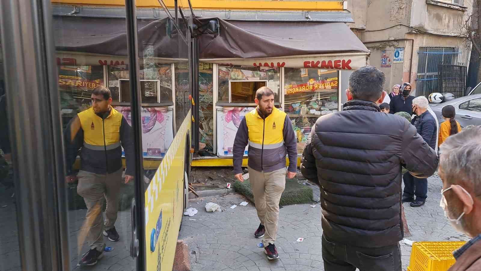 Beyoğlu’nda İETT otobüsü Halk Ekmek büfesine daldı, kazada büfedeki görevli yaralandı. Beyoğlu Belediye Başkanı Haydar Ali Yıldız sosyal medya ...