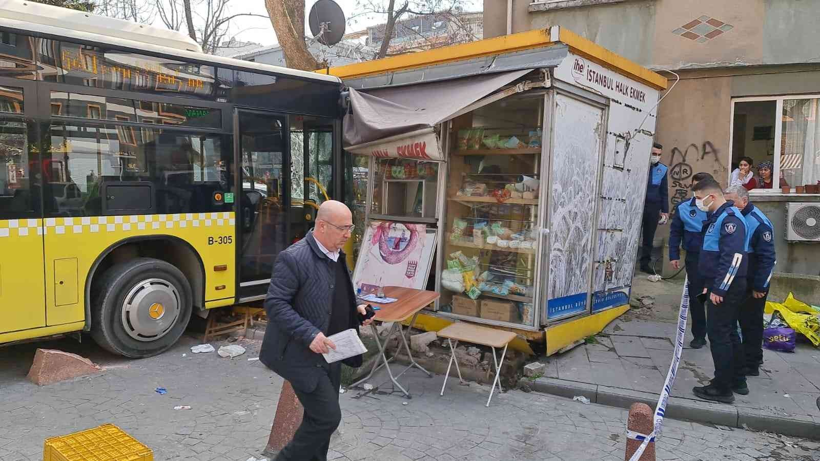 Beyoğlu’nda İETT otobüsü Halk Ekmek büfesine daldı, kazada büfedeki görevli yaralandı. Beyoğlu Belediye Başkanı Haydar Ali Yıldız sosyal medya ...