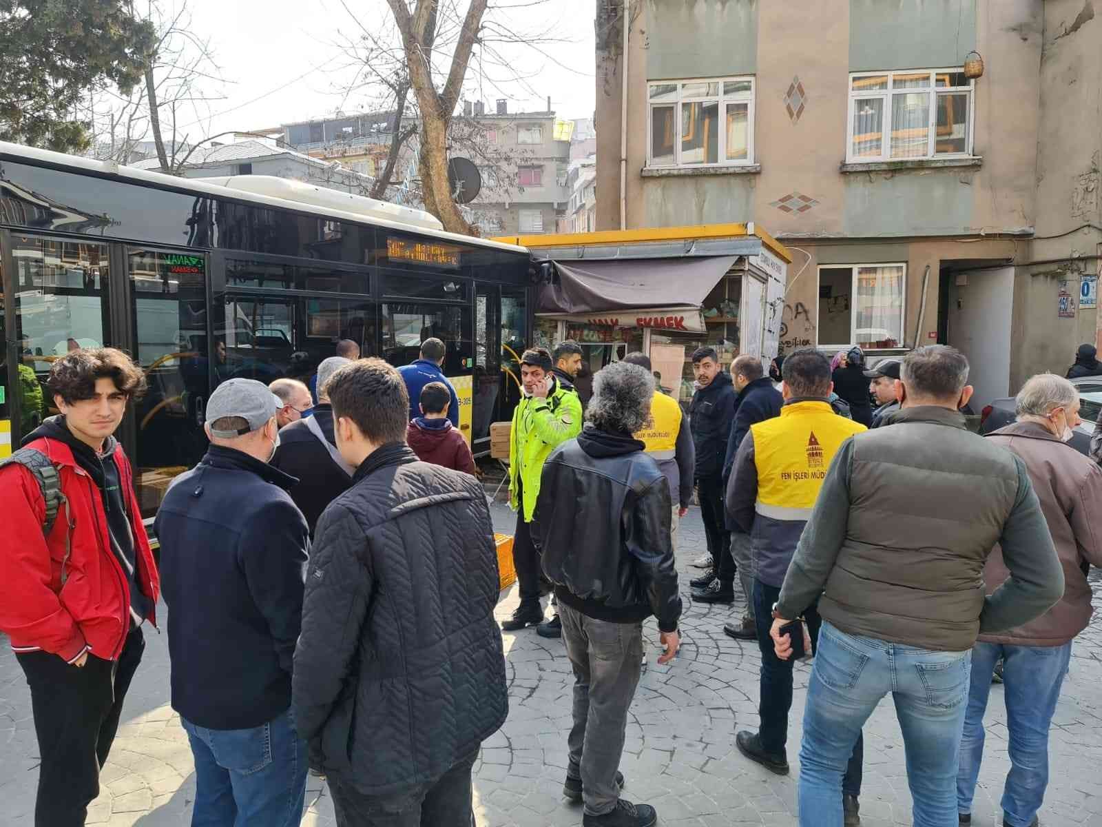 Beyoğlu’nda İETT otobüsü Halk Ekmek büfesine daldı, kazada büfedeki görevli yaralandı. Beyoğlu Belediye Başkanı Haydar Ali Yıldız sosyal medya ...