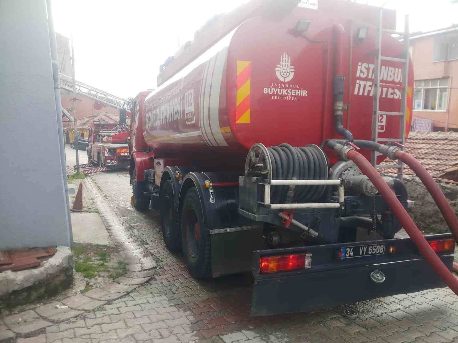 Beyoğlu’nda korkutan çatı yangını Beyoğlu’nda bulunan 3 katlı bir apartmanın çatı katında çıkan yangın paniğe neden oldu. Bina sakinlerinden biri sinir krizi geçirdi. Edinilen ...