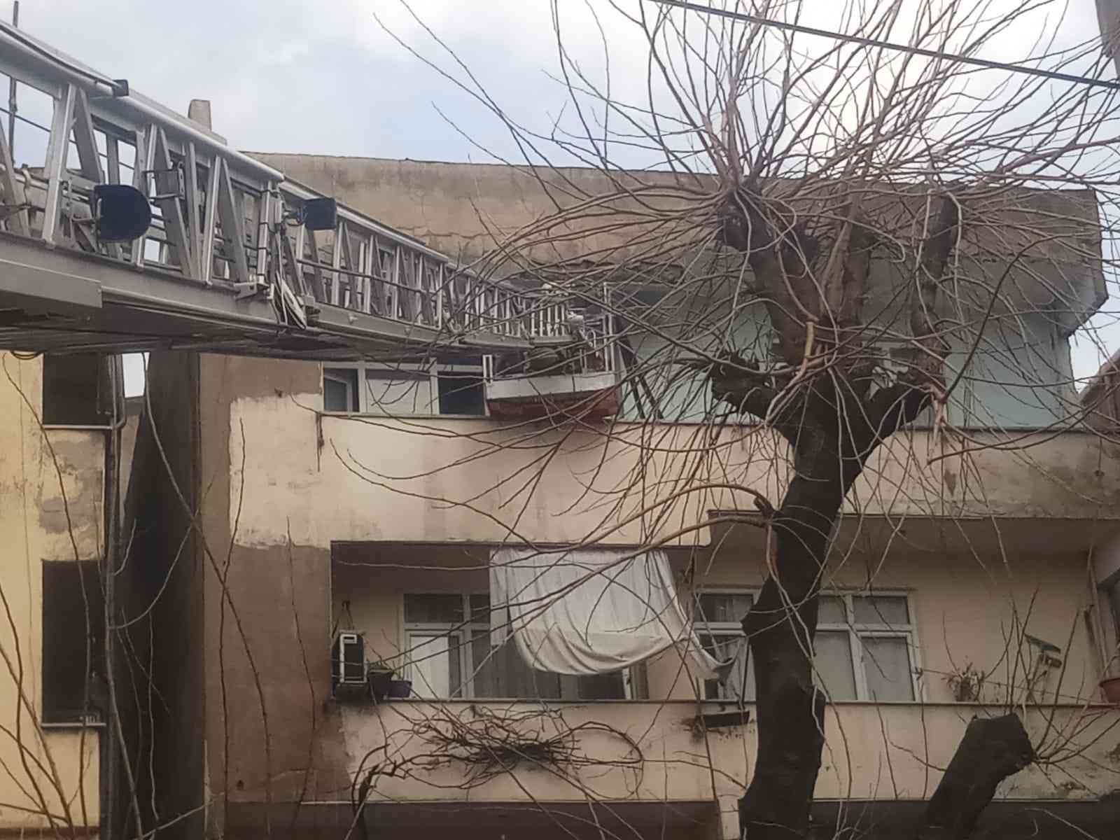 Beyoğlu’nda korkutan çatı yangını Beyoğlu’nda bulunan 3 katlı bir apartmanın çatı katında çıkan yangın paniğe neden oldu. Bina sakinlerinden biri sinir krizi geçirdi. Edinilen ...