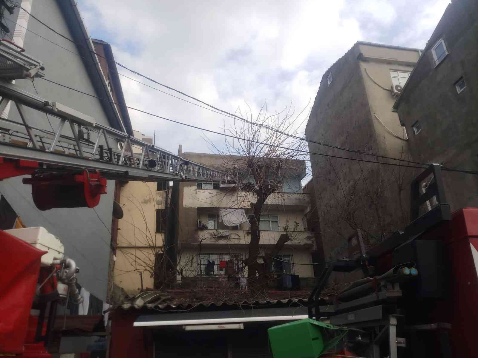 Beyoğlu’nda korkutan çatı yangını Beyoğlu’nda bulunan 3 katlı bir apartmanın çatı katında çıkan yangın paniğe neden oldu. Bina sakinlerinden biri sinir krizi geçirdi. Edinilen ...