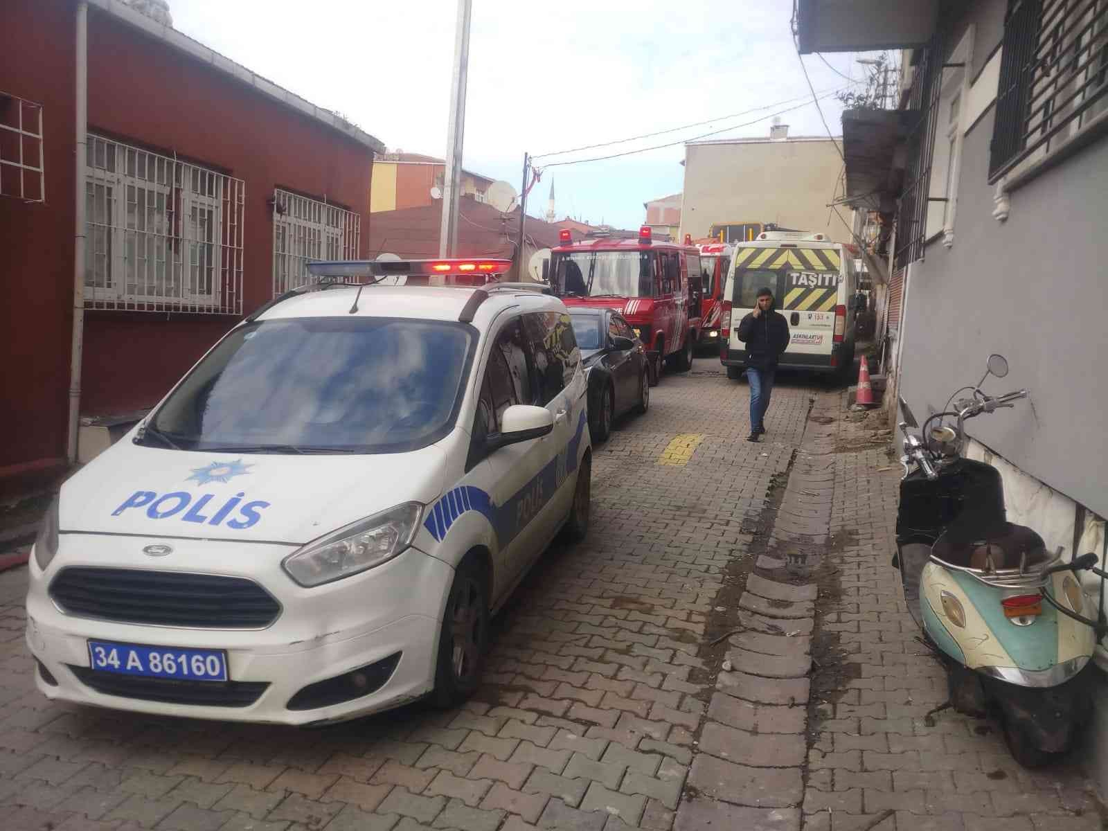 Beyoğlu’nda korkutan çatı yangını Beyoğlu’nda bulunan 3 katlı bir apartmanın çatı katında çıkan yangın paniğe neden oldu. Bina sakinlerinden biri sinir krizi geçirdi. Edinilen ...