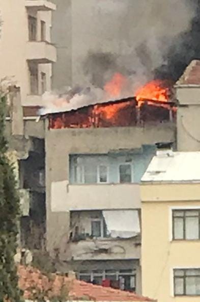 Beyoğlu’nda korkutan çatı yangını Beyoğlu’nda bulunan 3 katlı bir apartmanın çatı katında çıkan yangın paniğe neden oldu. Bina sakinlerinden biri sinir krizi geçirdi. Edinilen ...