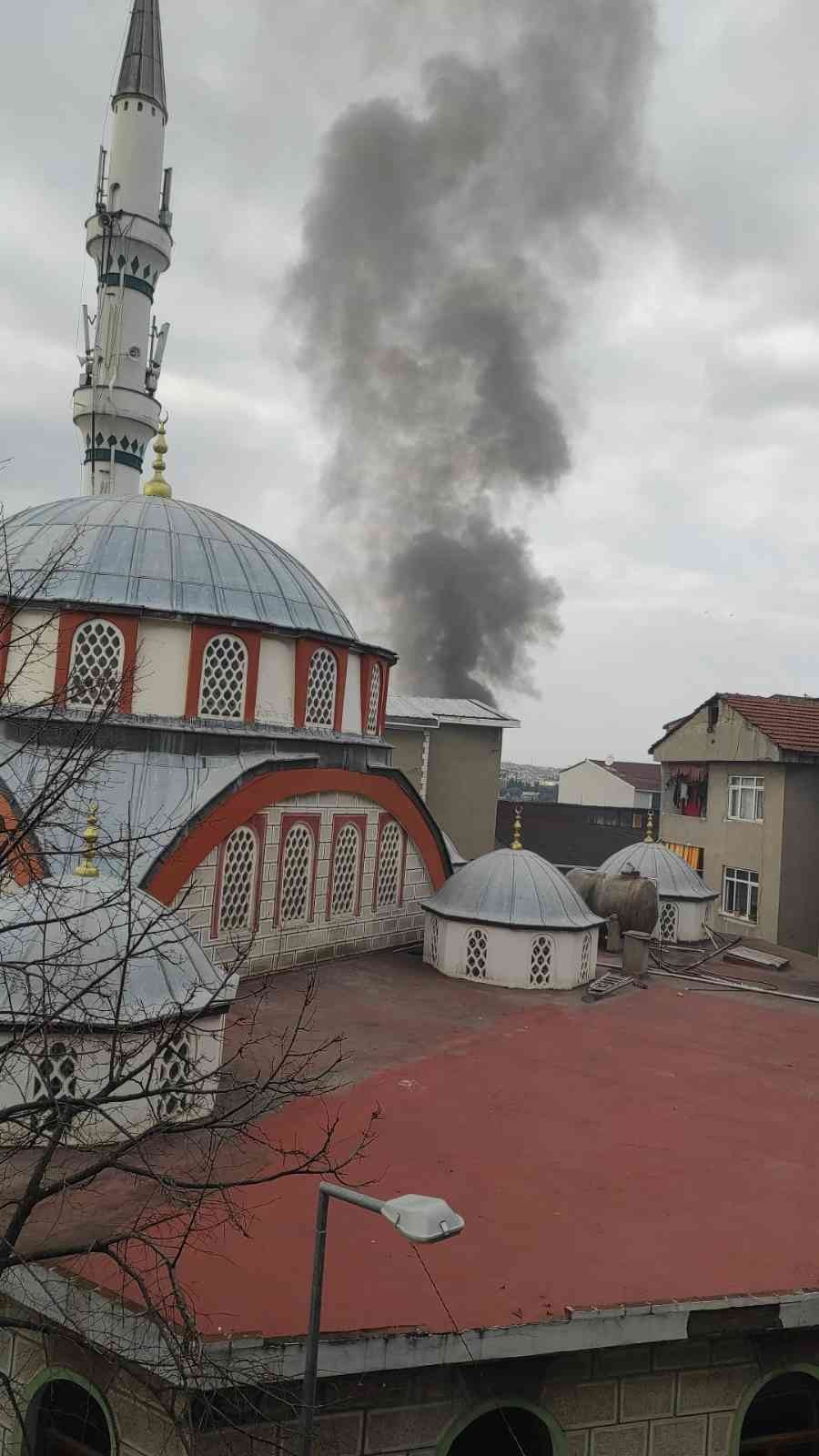 Beyoğlu’nda korkutan çatı yangını Beyoğlu’nda bulunan 3 katlı bir apartmanın çatı katında çıkan yangın paniğe neden oldu. Bina sakinlerinden biri sinir krizi geçirdi. Edinilen ...