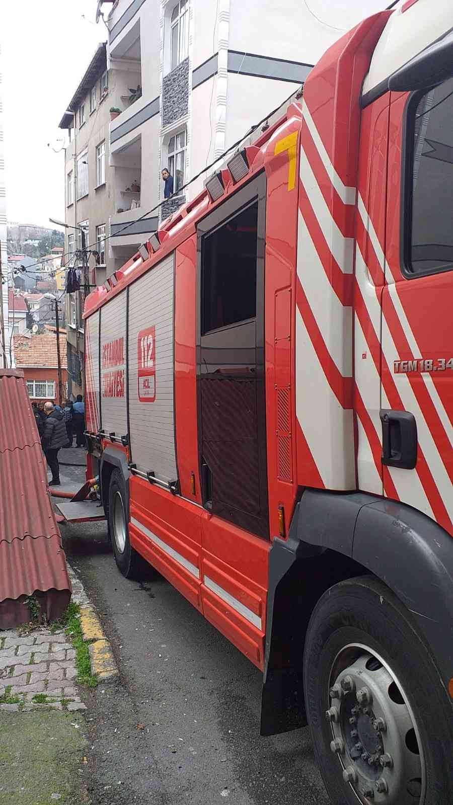 Beyoğlu’nda korkutan çatı yangını Beyoğlu’nda bulunan 3 katlı bir apartmanın çatı katında çıkan yangın paniğe neden oldu. Bina sakinlerinden biri sinir krizi geçirdi. Edinilen ...