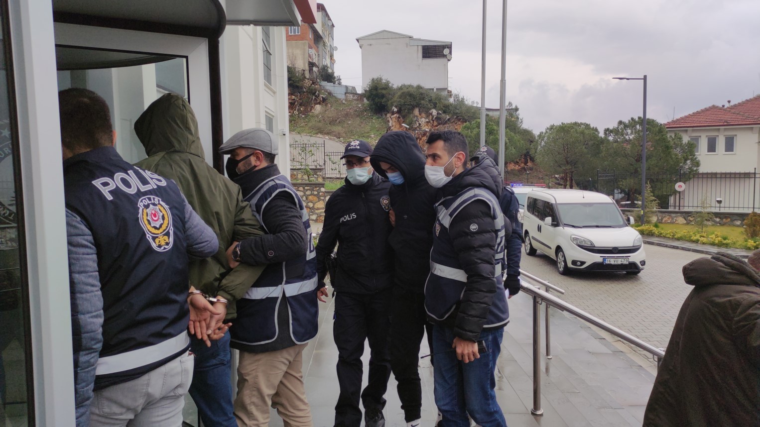 Bursa’da bir kişiyi bıçakla ağır yaralayarak kayıplara karışan 3 kişiden ikisi, Orhangazi Emniyet Müdürlüğü ekiplerinin sıkı takibi sonucu ...