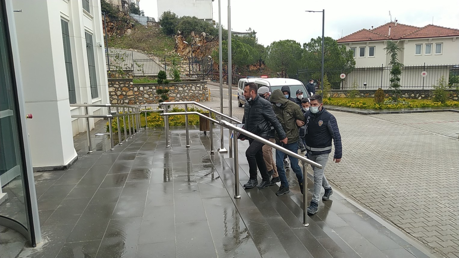 Bursa’da bir kişiyi bıçakla ağır yaralayarak kayıplara karışan 3 kişiden ikisi, Orhangazi Emniyet Müdürlüğü ekiplerinin sıkı takibi sonucu ...