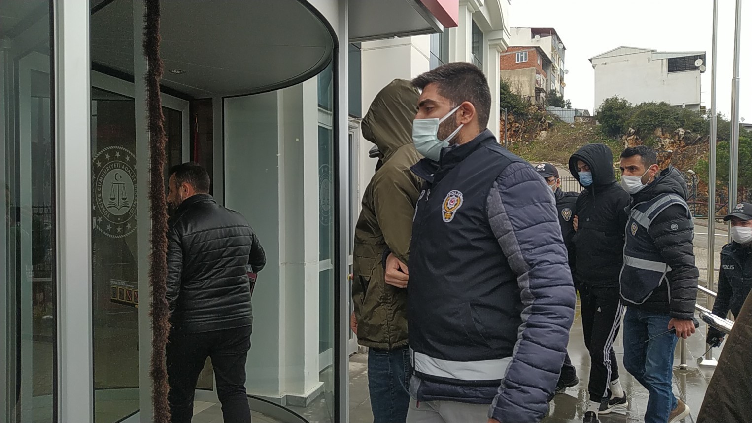 Bursa’da bir kişiyi bıçakla ağır yaralayarak kayıplara karışan 3 kişiden ikisi, Orhangazi Emniyet Müdürlüğü ekiplerinin sıkı takibi sonucu ...