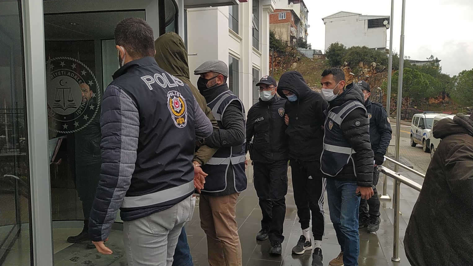 Bursa’da bir kişiyi bıçakla ağır yaralayarak kayıplara karışan 3 kişiden ikisi, Orhangazi Emniyet Müdürlüğü ekiplerinin sıkı takibi sonucu ...