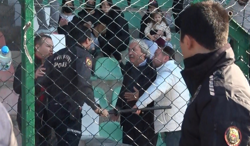 Bilecik’te 6 itfaiye personelini hastanelik eden polisler hakkında soruşturma başlatıldı Bilecik’te dün oynanan 1308 Osmaneli Belediyespor-Bilecikspor maçında yaşanan olaylarda 6 itfaiye personelini biber gazı sıkarak hastanelik eden ...