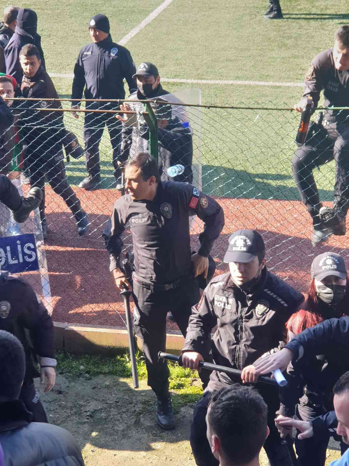 Bilecik’te 6 itfaiye personelini hastanelik eden polisler hakkında soruşturma başlatıldı Bilecik’te dün oynanan 1308 Osmaneli Belediyespor-Bilecikspor maçında yaşanan olaylarda 6 itfaiye personelini biber gazı sıkarak hastanelik eden ...