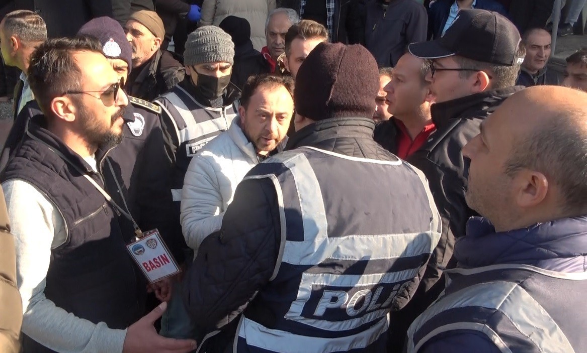 Bilecik’te polis, 6 itfaiye personelini biber gazıyla hastanelik etti 1308 Osmaneli Belediyespor-Bilecikspor maçında tribünde başlayan olaylar itfaiye bahçesine taşındı. Polis 6 itfaiye personelini biber gazıyla ...