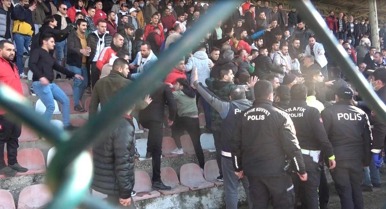 Bilecik’te polis, 6 itfaiye personelini biber gazıyla hastanelik etti 1308 Osmaneli Belediyespor-Bilecikspor maçında tribünde başlayan olaylar itfaiye bahçesine taşındı. Polis 6 itfaiye personelini biber gazıyla ...