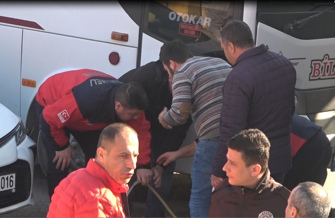 Bilecik’te polis, 6 itfaiye personelini biber gazıyla hastanelik etti 1308 Osmaneli Belediyespor-Bilecikspor maçında tribünde başlayan olaylar itfaiye bahçesine taşındı. Polis 6 itfaiye personelini biber gazıyla ...