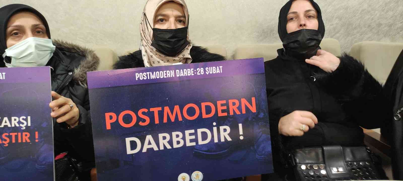 Bin yıl sürecek denilen 28 Şubat darbesi Bursa’da protesto edildi Bursa’da üzerinden 25 yıl geçen ve Türk demokrasi tarihinde kara bir leke olarak hatırlanan 28 Şubat post modern darbesi protesto edildi. AK ...