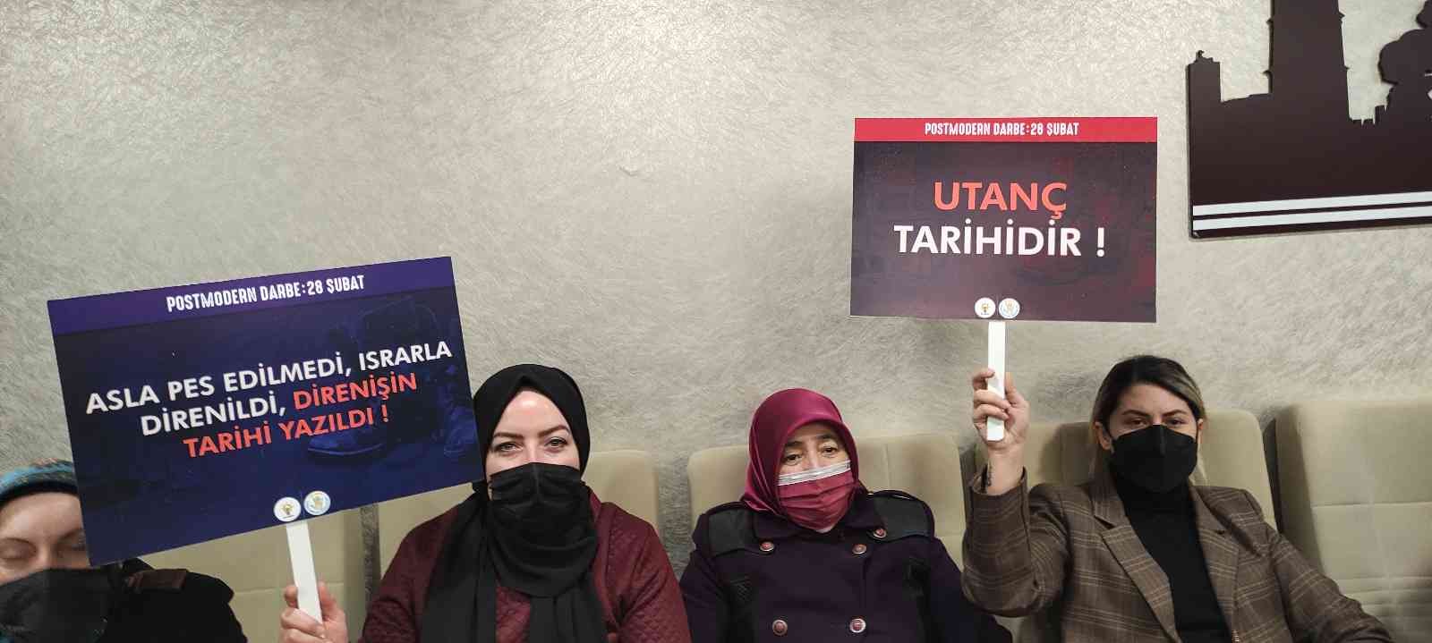 Bin yıl sürecek denilen 28 Şubat darbesi Bursa’da protesto edildi Bursa’da üzerinden 25 yıl geçen ve Türk demokrasi tarihinde kara bir leke olarak hatırlanan 28 Şubat post modern darbesi protesto edildi. AK ...