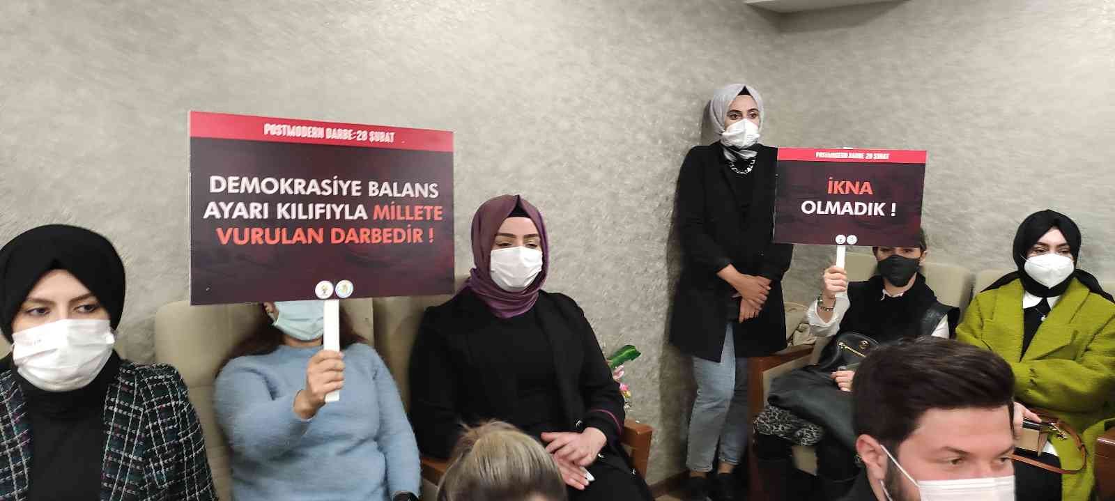 Bin yıl sürecek denilen 28 Şubat darbesi Bursa’da protesto edildi Bursa’da üzerinden 25 yıl geçen ve Türk demokrasi tarihinde kara bir leke olarak hatırlanan 28 Şubat post modern darbesi protesto edildi. AK ...