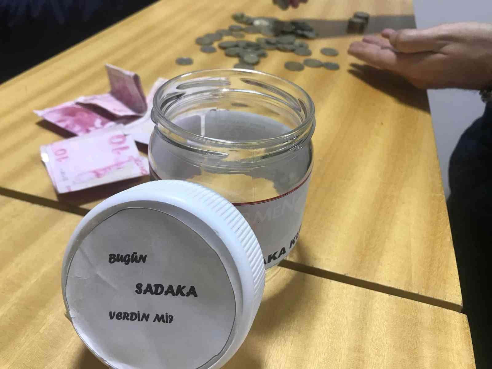 Biriktirdiği harçlıklarını bağışladı Tekirdağ Çorlu’da yaşayan Ömer isimli bir çocuk, biriktirdiği harçlıklarını Türk Kızılay Çorlu Şubesine bağışladı. Bağışçılarının desteği ile ...