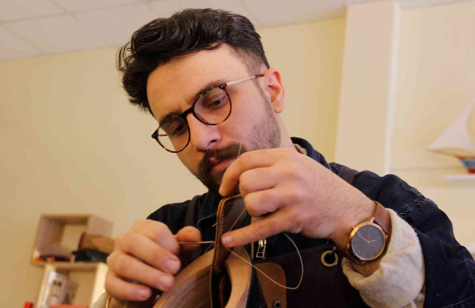 Bu iş için mühendisliği bıraktı, şimdilerde sanatını derilere işliyor KOCAELİ (İHA) – İnternet ortamında aldığı çevrimiçi eğitimler sayesinde deri tasarımcılığını öğrenen 26 yaşındaki Ümit Sefa Taş, bu iş için ...