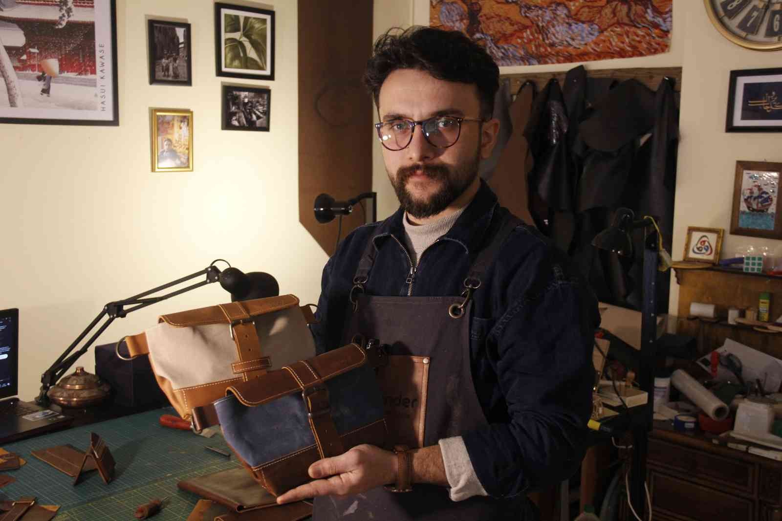 Bu iş için mühendisliği bıraktı, şimdilerde sanatını derilere işliyor KOCAELİ (İHA) – İnternet ortamında aldığı çevrimiçi eğitimler sayesinde deri tasarımcılığını öğrenen 26 yaşındaki Ümit Sefa Taş, bu iş için ...