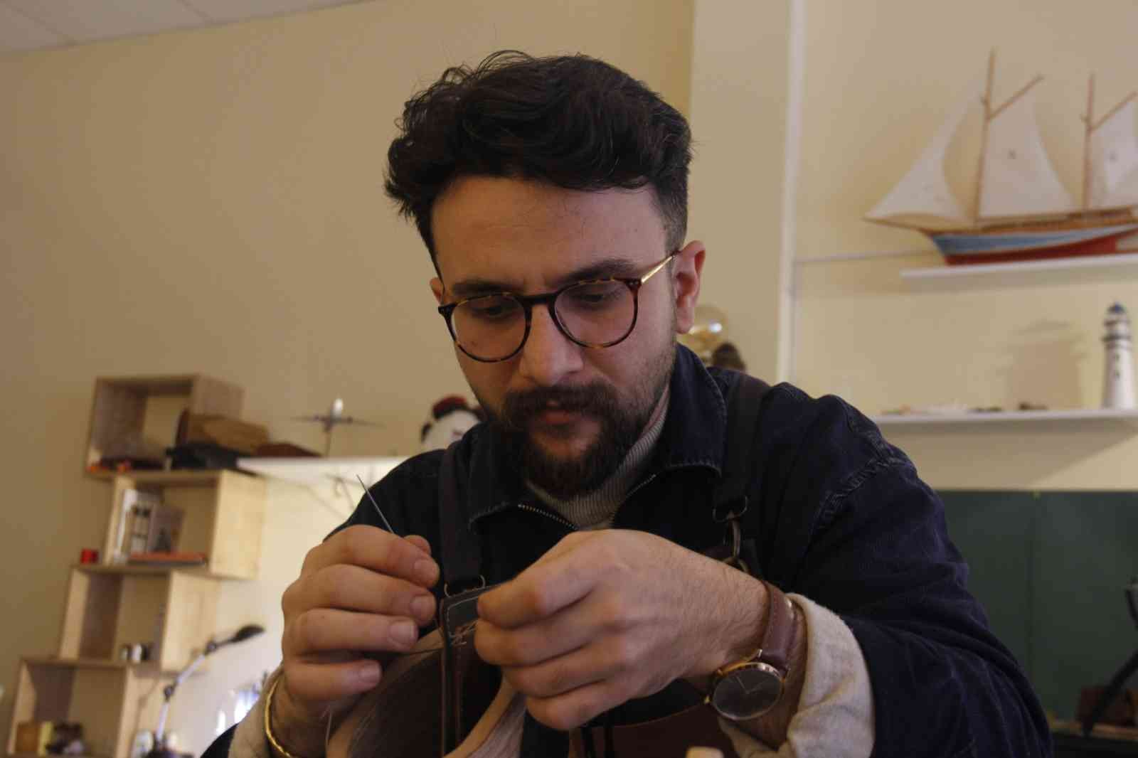 Bu iş için mühendisliği bıraktı, şimdilerde sanatını derilere işliyor KOCAELİ (İHA) – İnternet ortamında aldığı çevrimiçi eğitimler sayesinde deri tasarımcılığını öğrenen 26 yaşındaki Ümit Sefa Taş, bu iş için ...