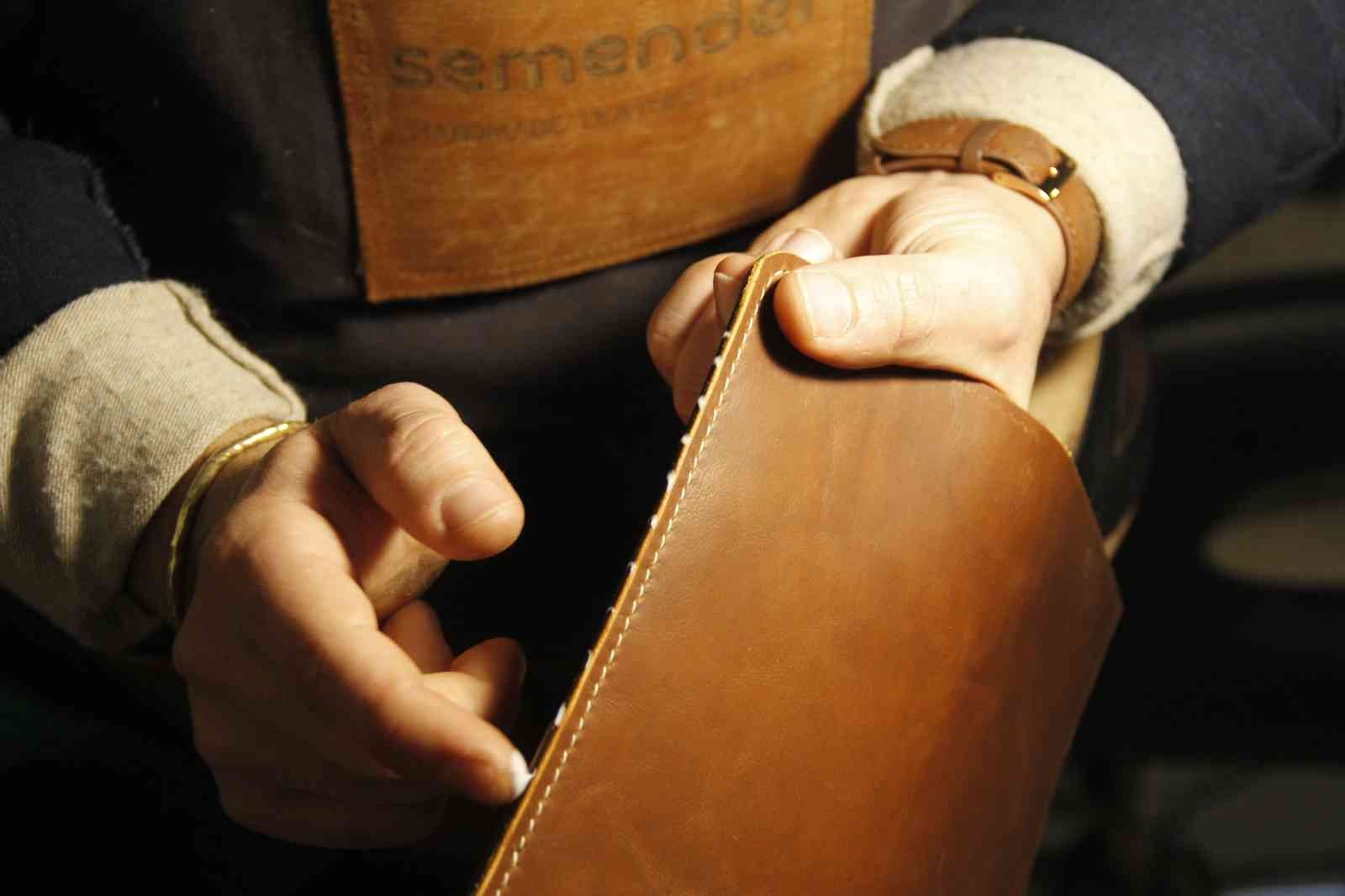 Bu iş için mühendisliği bıraktı, şimdilerde sanatını derilere işliyor KOCAELİ (İHA) – İnternet ortamında aldığı çevrimiçi eğitimler sayesinde deri tasarımcılığını öğrenen 26 yaşındaki Ümit Sefa Taş, bu iş için ...