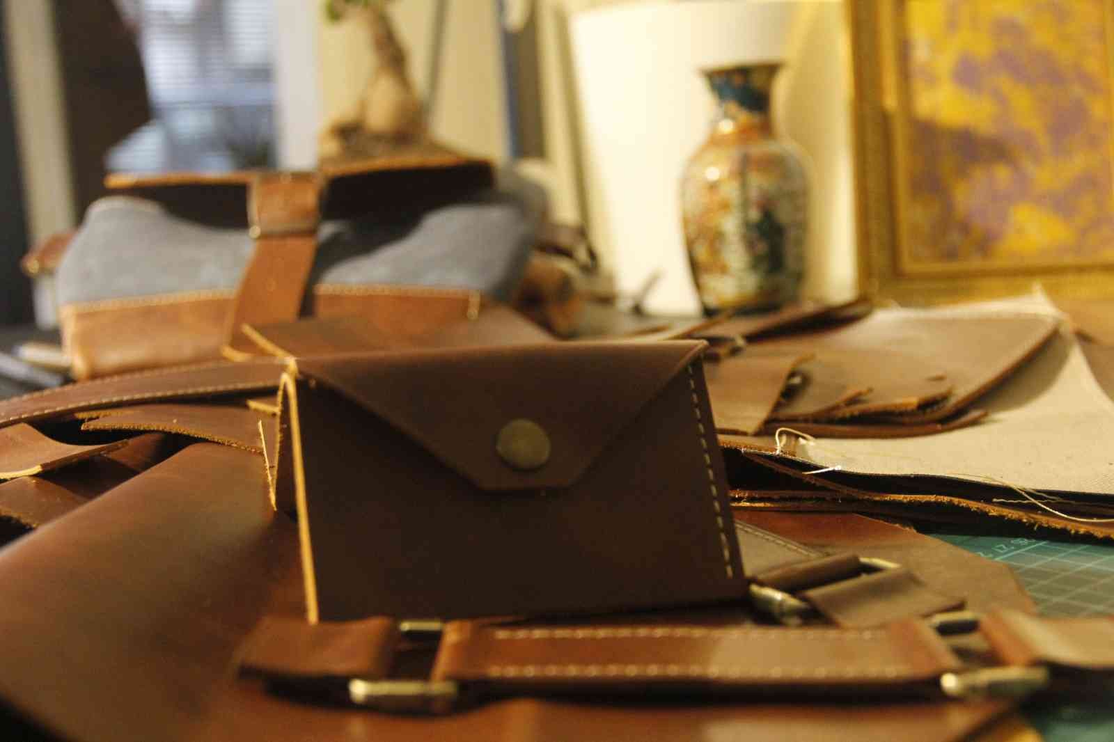 Bu iş için mühendisliği bıraktı, şimdilerde sanatını derilere işliyor KOCAELİ (İHA) – İnternet ortamında aldığı çevrimiçi eğitimler sayesinde deri tasarımcılığını öğrenen 26 yaşındaki Ümit Sefa Taş, bu iş için ...