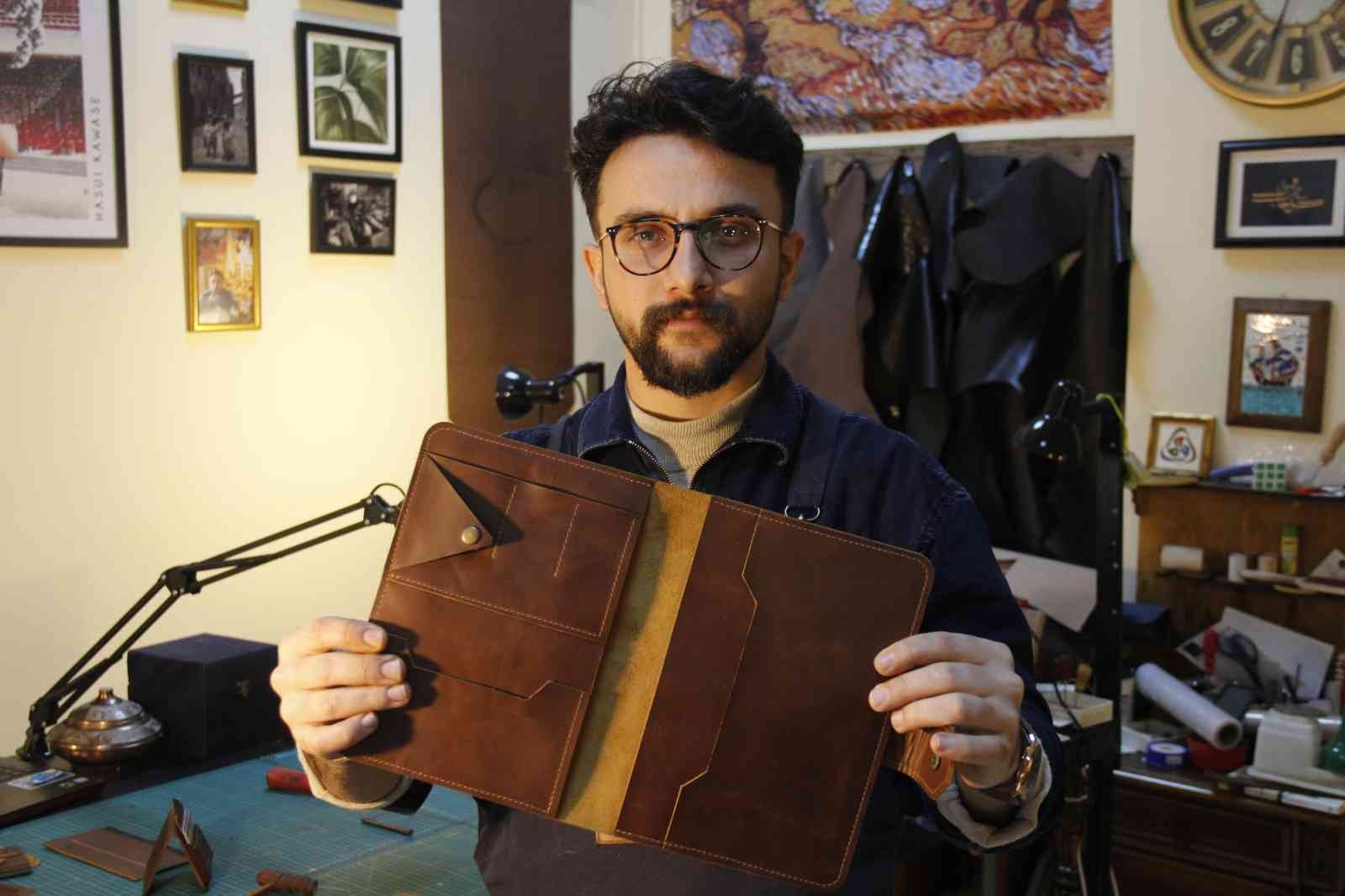 Bu iş için mühendisliği bıraktı, şimdilerde sanatını derilere işliyor KOCAELİ (İHA) – İnternet ortamında aldığı çevrimiçi eğitimler sayesinde deri tasarımcılığını öğrenen 26 yaşındaki Ümit Sefa Taş, bu iş için ...