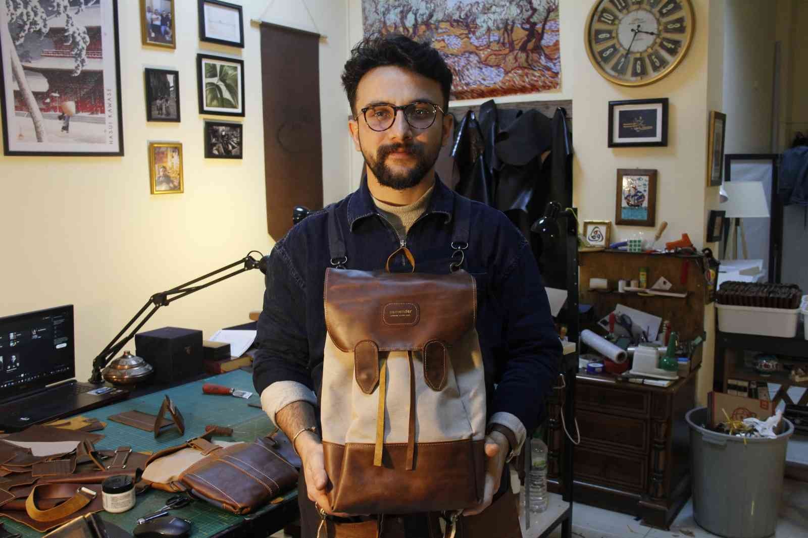 Bu iş için mühendisliği bıraktı, şimdilerde sanatını derilere işliyor KOCAELİ (İHA) – İnternet ortamında aldığı çevrimiçi eğitimler sayesinde deri tasarımcılığını öğrenen 26 yaşındaki Ümit Sefa Taş, bu iş için ...