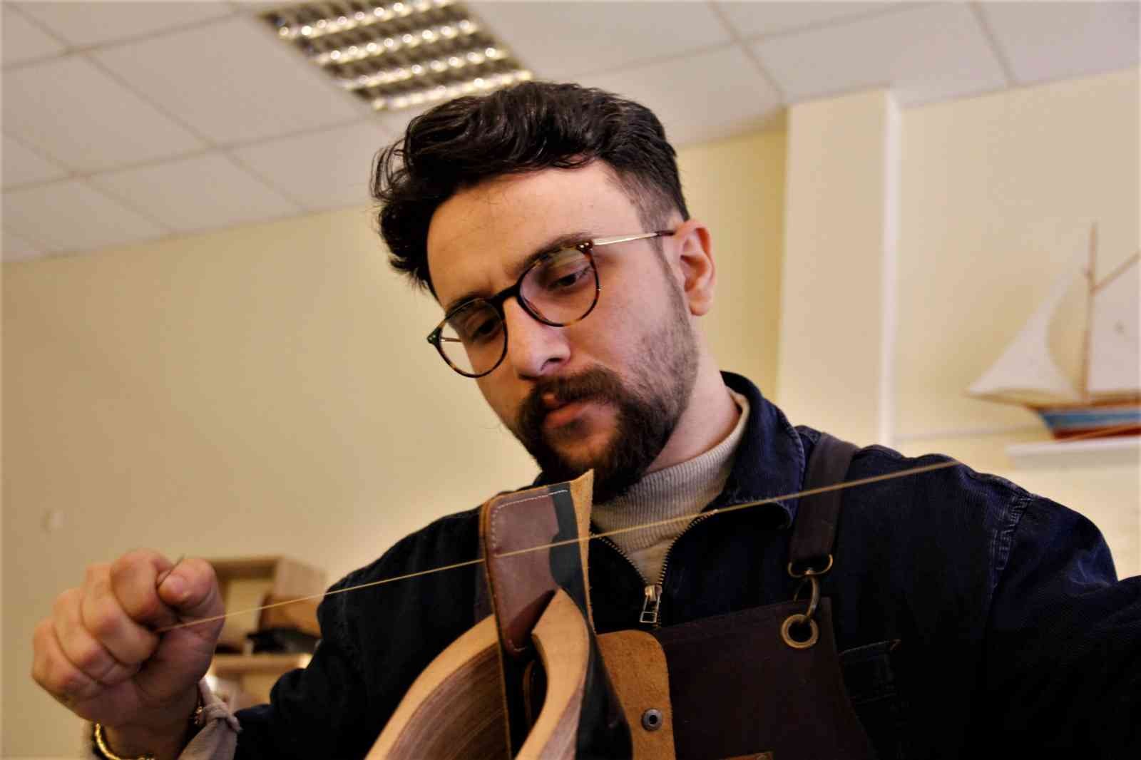 Bu iş için mühendisliği bıraktı, şimdilerde sanatını derilere işliyor KOCAELİ (İHA) – İnternet ortamında aldığı çevrimiçi eğitimler sayesinde deri tasarımcılığını öğrenen 26 yaşındaki Ümit Sefa Taş, bu iş için ...