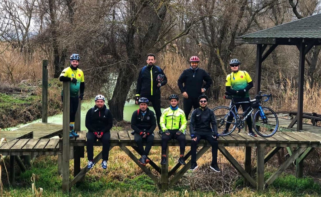Buldukları yaralı şahini Miili Park yetkililerine teslim ettiler. Balıkesir’in Bandırma ilçesinde bisiklet grubu (BANBİS), kuş gölü etrafında yaptıkları bisiklet turunda buldukları yaralı şahini milli park ...