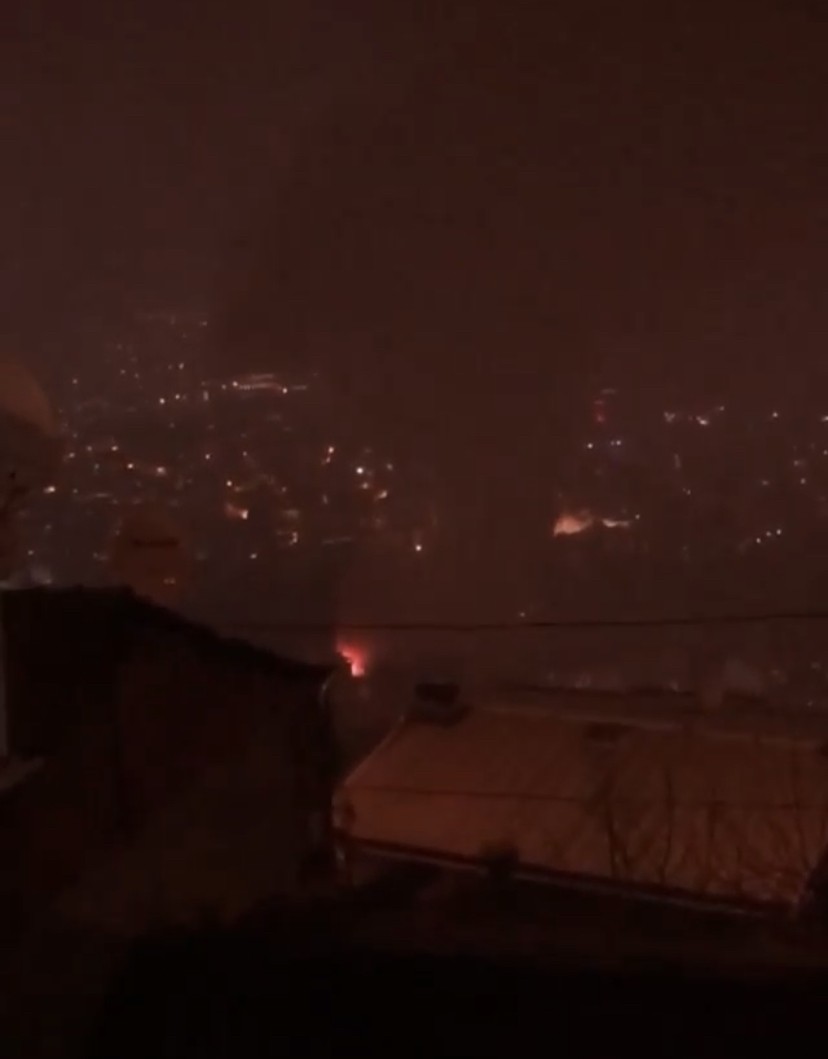 Bursa’da ahşap binada çıkan yangında alevler geceyi aydınlatırken itfaiye ekipleri yangını söndürmek için yoğun çaba sarf etti. Yangın, Uludağ’ın ...