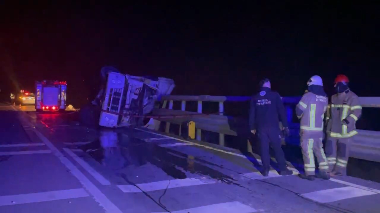 Bursa’da et yüklü kamyon virajı alamayarak devrildi: 1 ölü 1 yaralı Bursa’da et yüklü kamyon virajı alamayarak yan yattı. Kazanın şiddetiyle sürücü kabininin bariyerlere çarpması sonucu olay yerinde hayatını ...