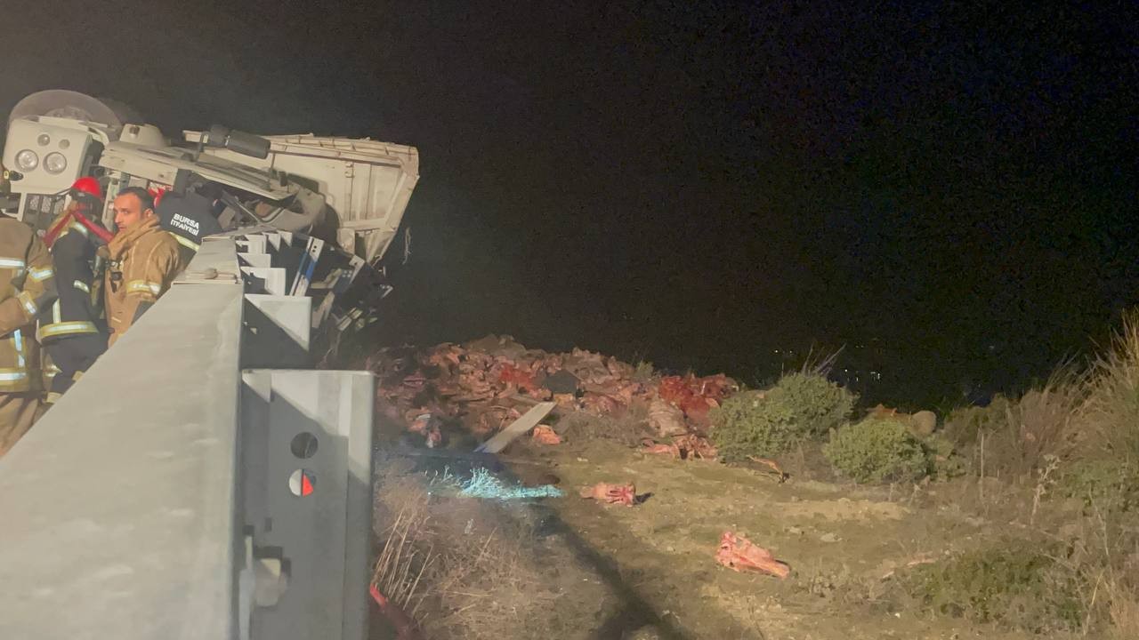 Bursa’da et yüklü kamyon virajı alamayarak devrildi: 1 ölü 1 yaralı Bursa’da et yüklü kamyon virajı alamayarak yan yattı. Kazanın şiddetiyle sürücü kabininin bariyerlere çarpması sonucu olay yerinde hayatını ...