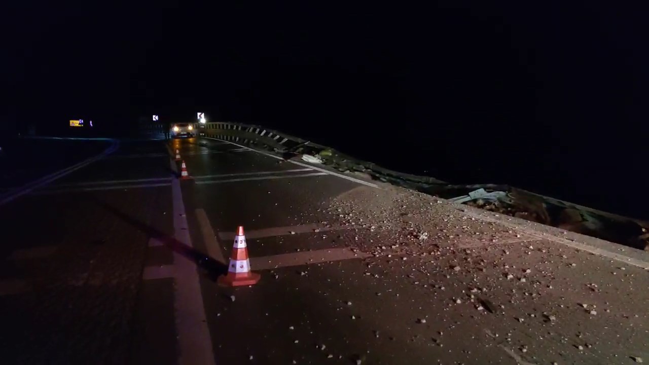 Bursa’da et yüklü kamyon virajı alamayarak devrildi: 1 ölü 1 yaralı Bursa’da et yüklü kamyon virajı alamayarak yan yattı. Kazanın şiddetiyle sürücü kabininin bariyerlere çarpması sonucu olay yerinde hayatını ...