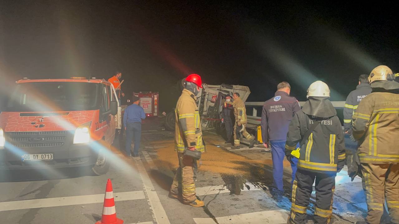 Bursa’da et yüklü kamyon virajı alamayarak devrildi: 1 ölü 1 yaralı Bursa’da et yüklü kamyon virajı alamayarak yan yattı. Kazanın şiddetiyle sürücü kabininin bariyerlere çarpması sonucu olay yerinde hayatını ...