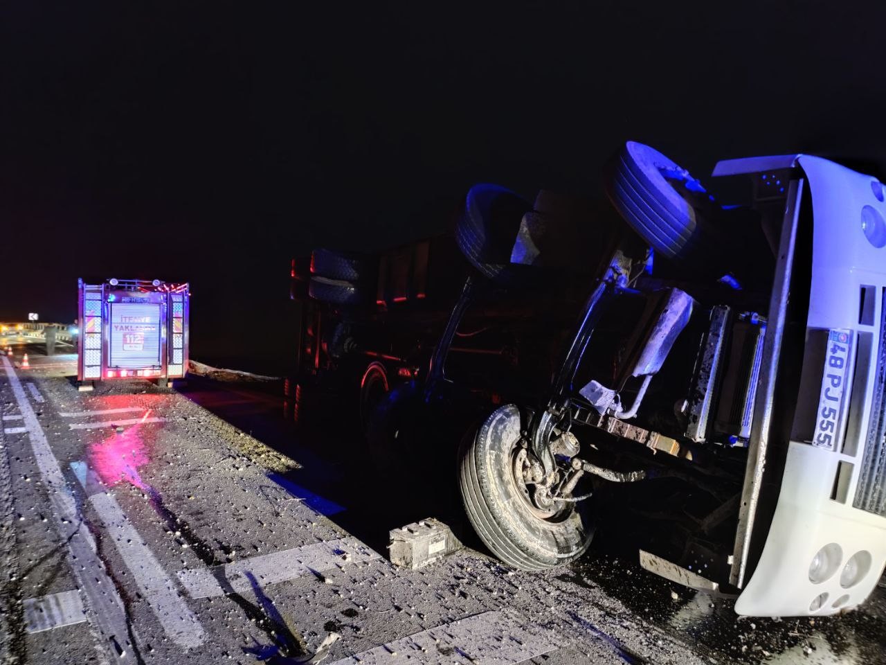 Bursa’da et yüklü kamyon virajı alamayarak devrildi: 1 ölü 1 yaralı Bursa’da et yüklü kamyon virajı alamayarak yan yattı. Kazanın şiddetiyle sürücü kabininin bariyerlere çarpması sonucu olay yerinde hayatını ...