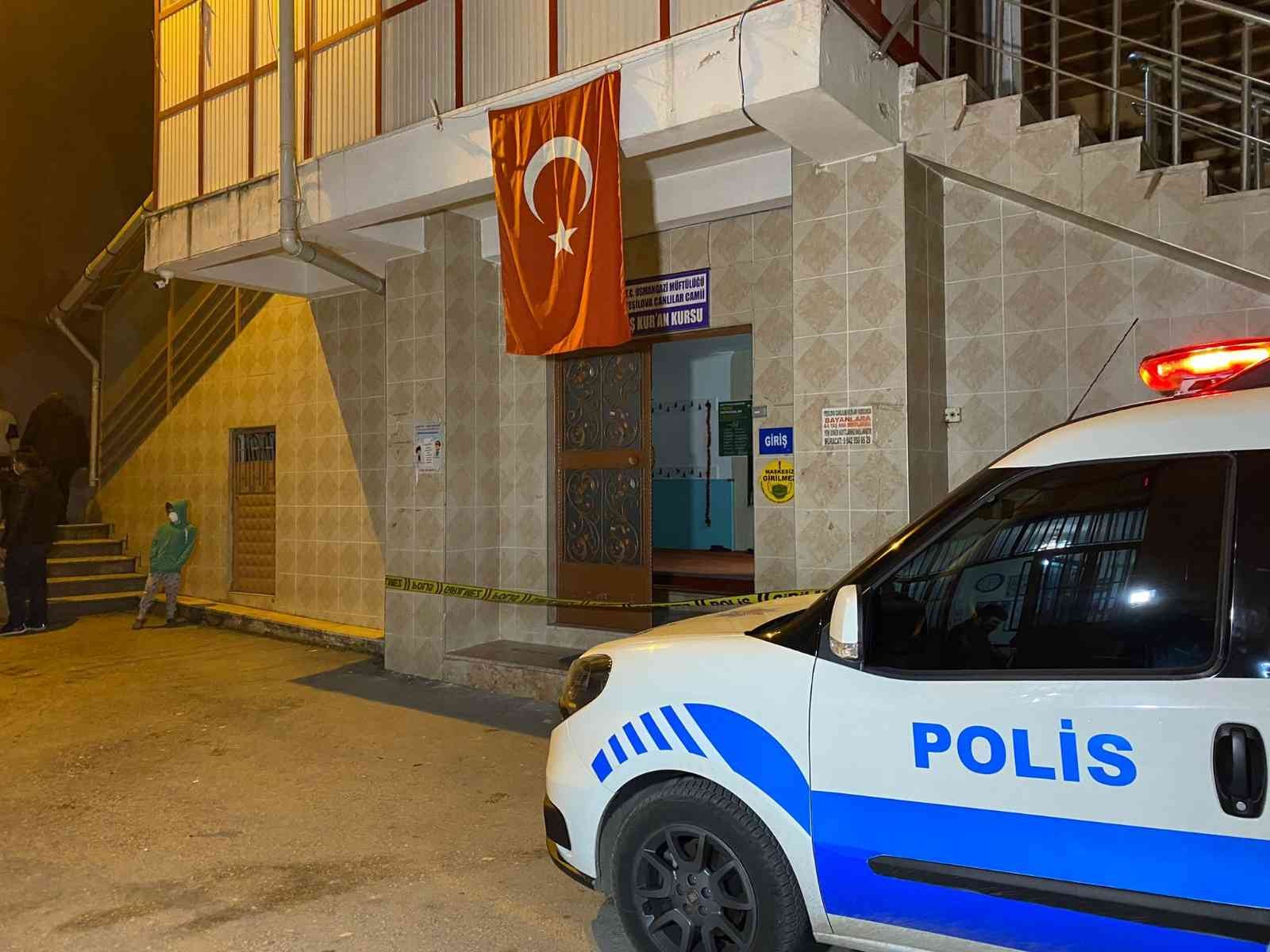 Bursa’da hırsızlık için camiye giren şüpheli imamı bıçakladı Bursa’da hırsızlık yapmak için camiye giren şüpheli kendisini engellmeye çalışan imamı 3 yerinden bıçaklayarak kaçtı. Olay, saat 20.00 ...