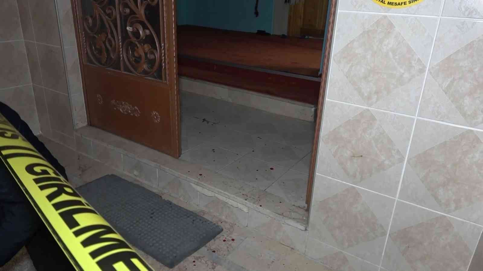 Bursa’da hırsızlık için camiye giren şüpheli imamı bıçakladı Bursa’da hırsızlık yapmak için camiye giren şüpheli kendisini engellmeye çalışan imamı 3 yerinden bıçaklayarak kaçtı. Olay, saat 20.00 ...