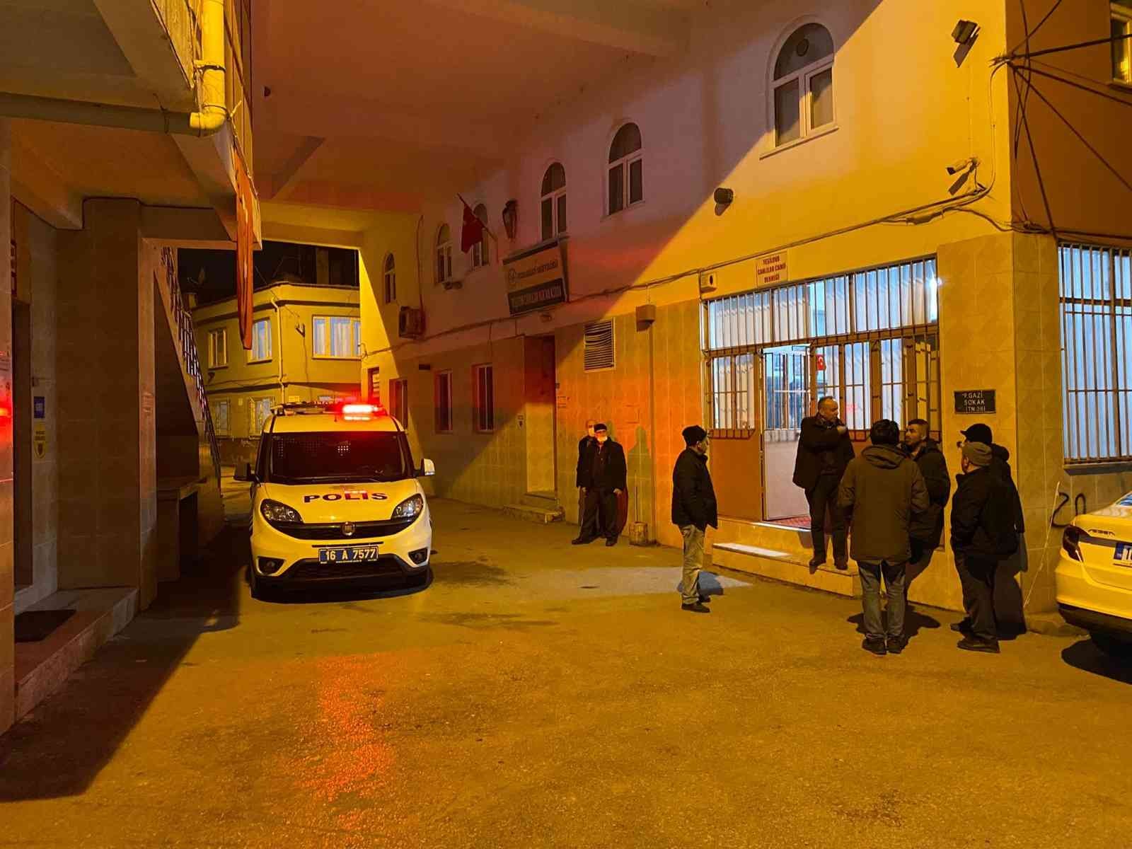 Bursa’da hırsızlık için camiye giren şüpheli imamı bıçakladı Bursa’da hırsızlık yapmak için camiye giren şüpheli kendisini engellmeye çalışan imamı 3 yerinden bıçaklayarak kaçtı. Olay, saat 20.00 ...