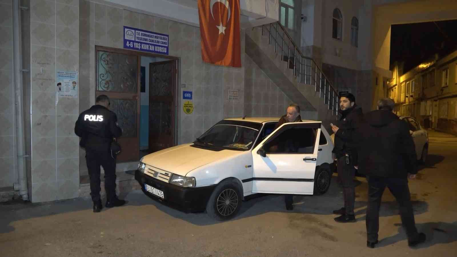 Bursa’da hırsızlık için camiye giren şüpheli imamı bıçakladı Bursa’da hırsızlık yapmak için camiye giren şüpheli kendisini engellmeye çalışan imamı 3 yerinden bıçaklayarak kaçtı. Olay, saat 20.00 ...