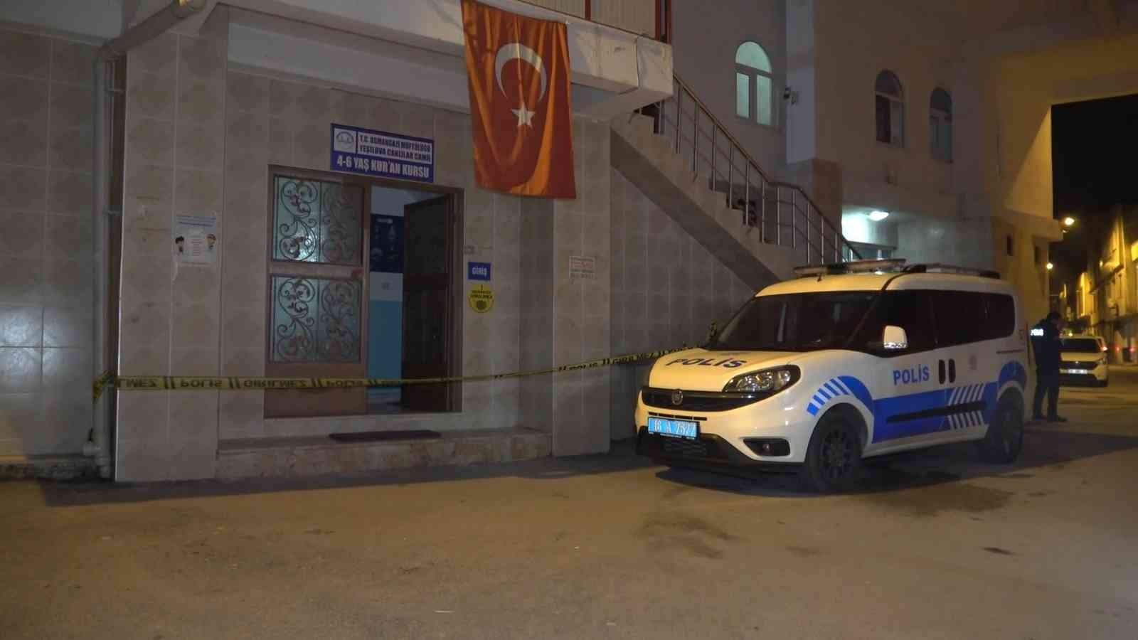 Bursa’da hırsızlık için camiye giren şüpheli imamı bıçakladı Bursa’da hırsızlık yapmak için camiye giren şüpheli kendisini engellmeye çalışan imamı 3 yerinden bıçaklayarak kaçtı. Olay, saat 20.00 ...