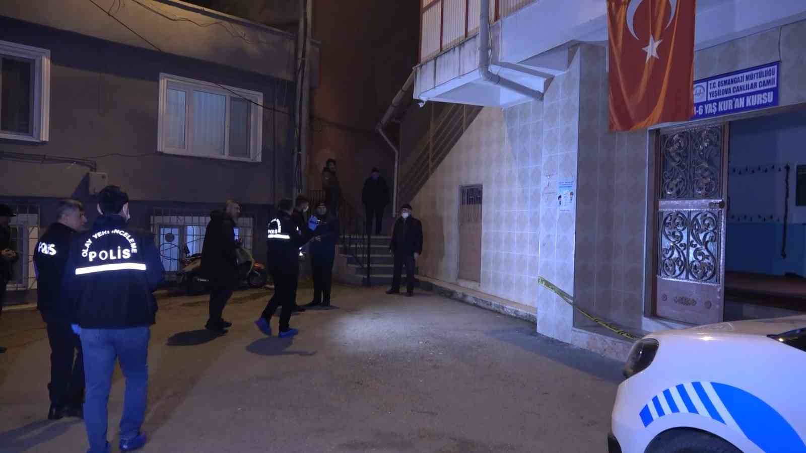 Bursa’da hırsızlık için camiye giren şüpheli imamı bıçakladı Bursa’da hırsızlık yapmak için camiye giren şüpheli kendisini engellmeye çalışan imamı 3 yerinden bıçaklayarak kaçtı. Olay, saat 20.00 ...