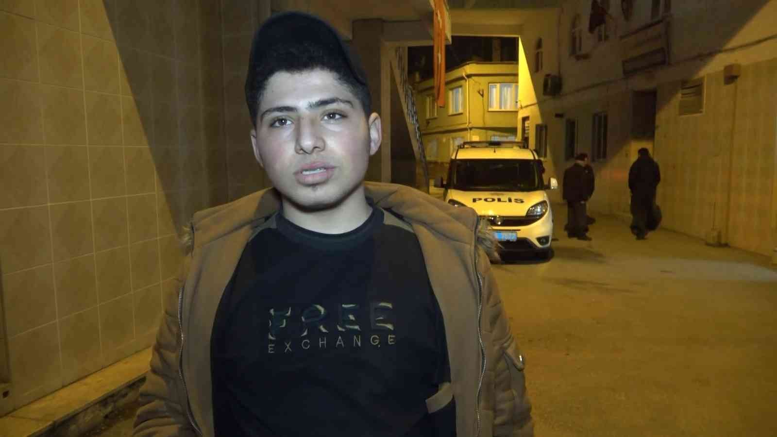 Bursa’da hırsızlık için camiye giren şüpheli imamı bıçakladı Bursa’da hırsızlık yapmak için camiye giren şüpheli kendisini engellmeye çalışan imamı 3 yerinden bıçaklayarak kaçtı. Olay, saat 20.00 ...