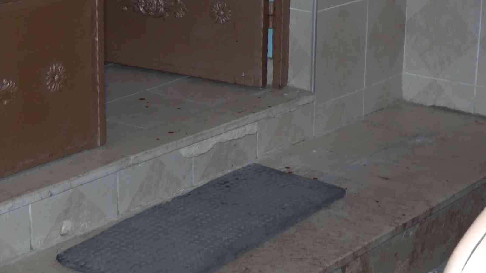 Bursa’da hırsızlık için camiye giren şüpheli imamı bıçakladı Bursa’da hırsızlık yapmak için camiye giren şüpheli kendisini engellmeye çalışan imamı 3 yerinden bıçaklayarak kaçtı. Olay, saat 20.00 ...